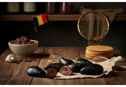 Milk chocolate mussels filled with praline, lace crêpe bits and fleur