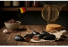 Moules en chocolat au lait fourrées au praliné, éclats de crêpes dente